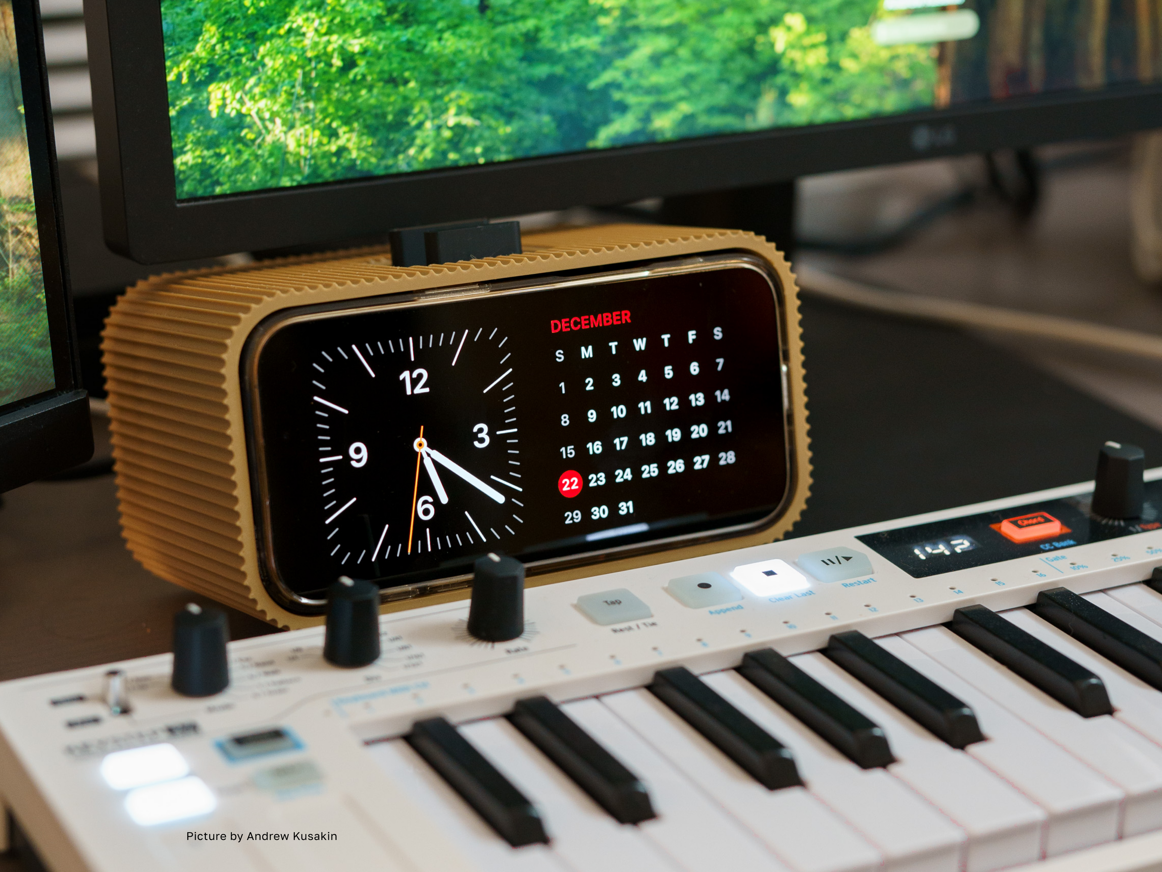 CLOCK DOCK - iPhone StandBy Dock & Charging Station